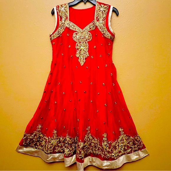 Red Net with Gold thread embroidered Sleeveless Partywear Kurta Set Size M - Picture 3 of 13